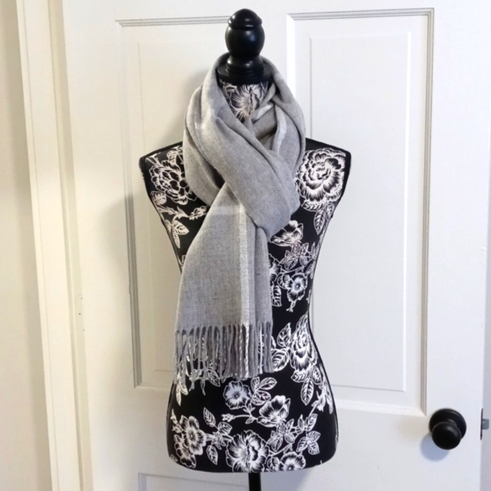 🆕️ ❄️J. Crew❄️ - Gray/White Fringe Scarf